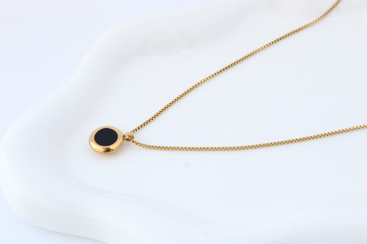 Collar black hole