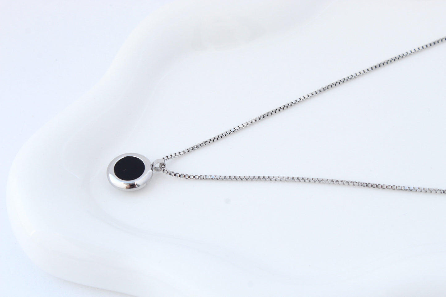 Collar black hole